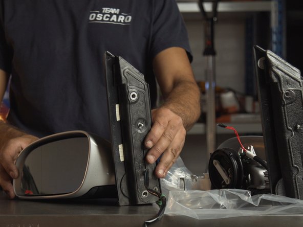 Comparer le nouveau modèle de rétroviseur et de connectique avec l'ancien