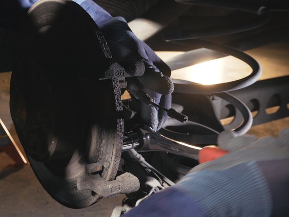 Desserrer les deux vis de la chape avec le cliquet et une douille de 16