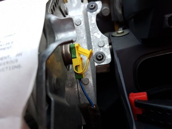 Enlever les 4 vis de maintien de l'airbag.