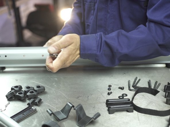 Serrer les deux écrous à l'aide de la clé allen fournis et d'une clé à pipe de 9