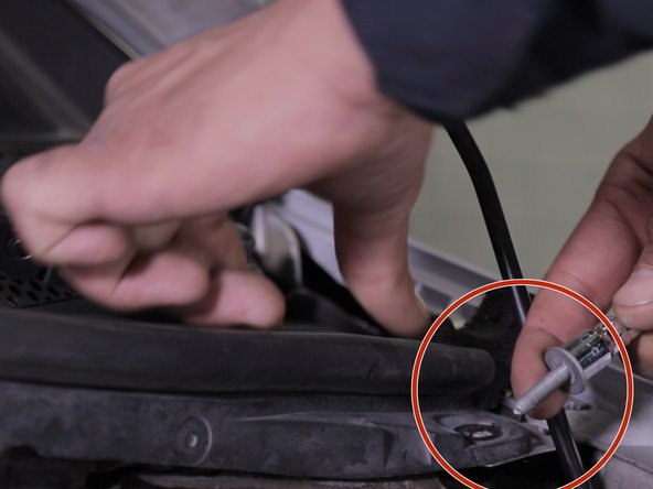 Dévisser la vis  a droite de la traverse en plastique à l'aide du cliquet et de la douille de 10