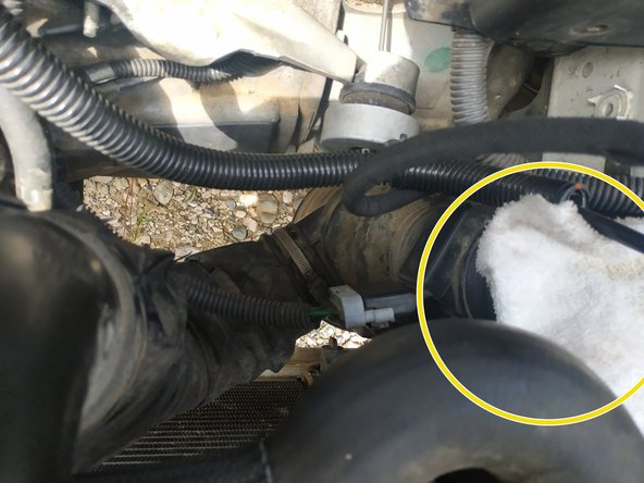 Il y aura sans doute des durites à déclipser, elles sont prises dans des colliers fixés sur le résonateur.