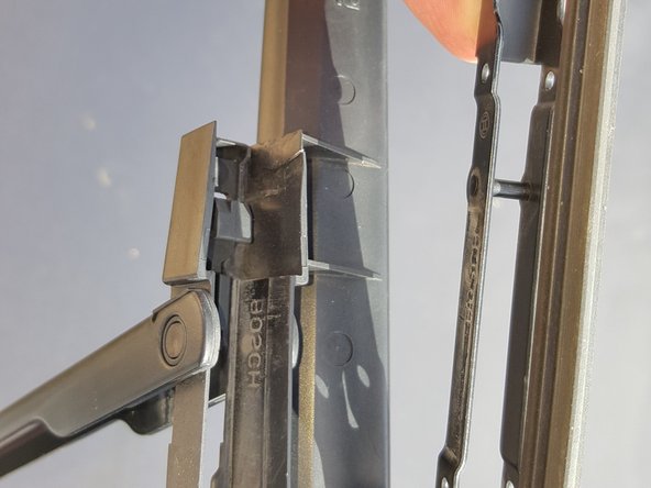 
Place the central axis of the new broom on the support
