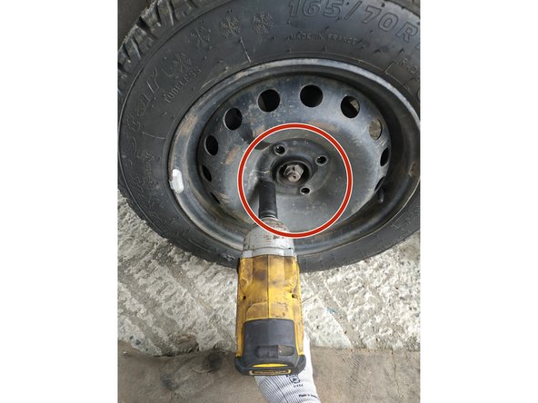 retirer les goujons, clé de 19mm