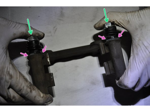 Pousser fortement pour en-clipper la lèvre du soufflet sur la gorge de l'étrier