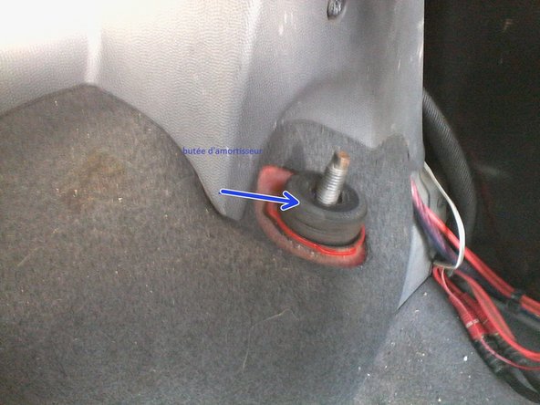Déposer la butée d'amortisseur ( tirer en tournant )