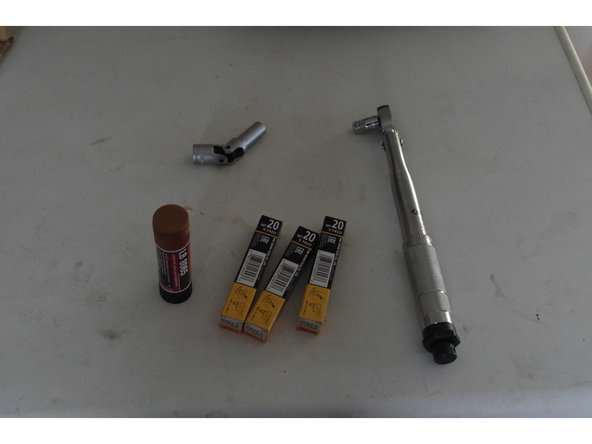 C'est le jour J ! Vous avez patiemment vaporisé du dégrippant ces derniers jours sur le logement des bougies, vous pouvez maintenant attaquer le desserrage avec sérénité !