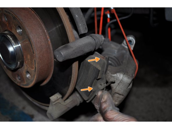 Déposer les plaquettes de frein usagées.