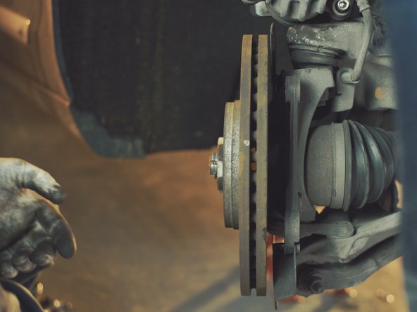 Déposer la chape de l'étrier une fois les deux vis retirées