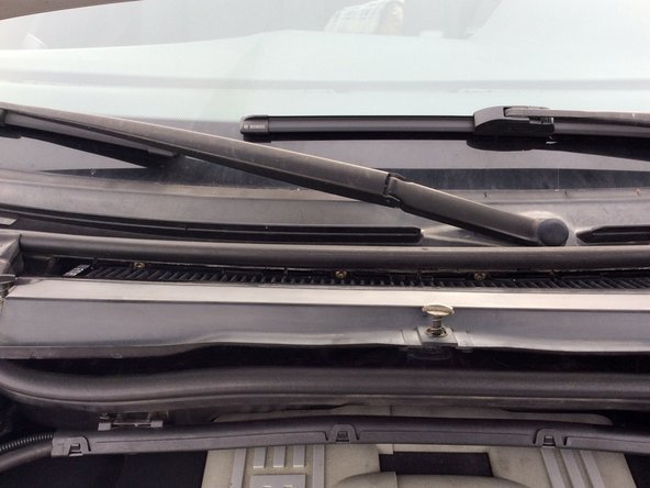 Attraper la plaque avec les deux mains et tirer vers soi. Il peut y avoir un peu de résistance donc n’hésiter pas