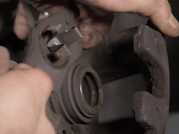 Retirer la plaquette se trouvant dans l'étrier en la poussant vers l'extérieur de l'étrier.