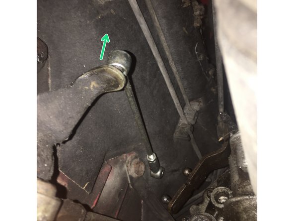 Faites levier pour décrocher la tête de la biellette