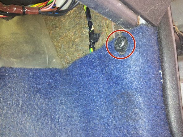 Soulever la mousse insonorisante à l'endroit pré-découpé.