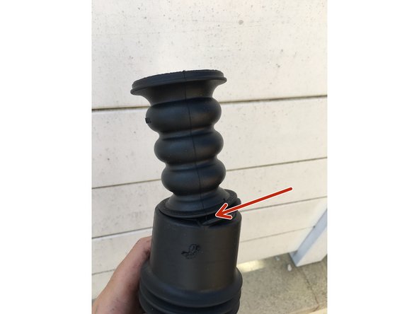 Assemblage dut kit poussière : faire passer la protection du corps dans la gorge de la butée