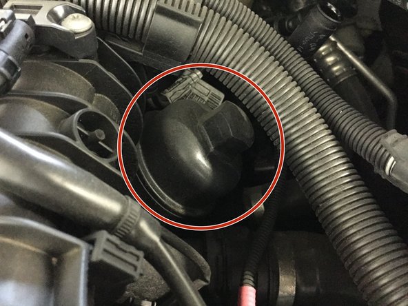 Desserrer le à l'aide du cliquet et de la douille de 27