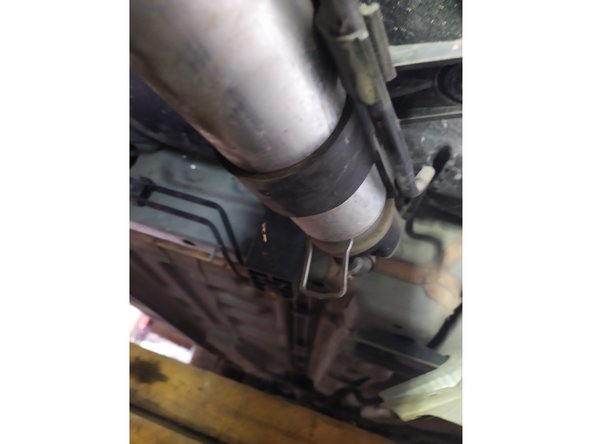 Déposer les agrafes de maintien des durites (métal à l'avant, plastique à l'arrière)