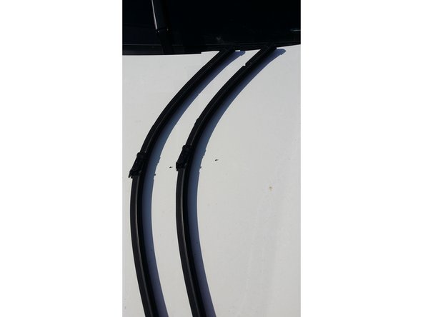 Comparer les balais d'essuies glace neufs avec les anciens (dimensions, fixations)