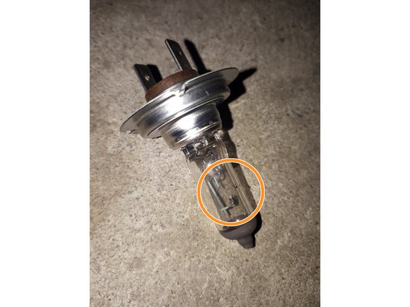 On a maintenant accès à toutes les ampoules, ici le filament du feu de croisement est rompu.