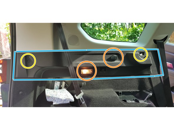 Dépose du support supérieur latéral G, se fait part le retrait des 2 vis torx 20, se déclipse par l'arrière &gt; vers l'avant, puis se coulisse du support vertical G.