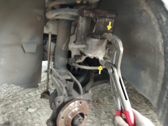 repousser le piston à l'aide d'un repousse-piston ou d'une grande pince multiprise