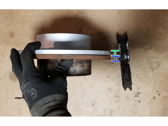 Avec les pièces neuves sont fournies les 2 vis d'étrier, la vis du disque et le kit accessoires. Je n'ai pas utilisé le kit accessoires car il n'y en avait pas de monté sur la voiture.