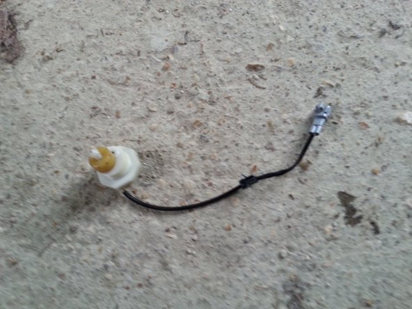 A l'aide de la pince multiprise défaire la partie inférieur du filtre