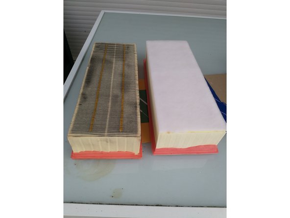 Photo 2 : S'assurer que ce sont bien les mêmes en termes de dimensions. Le nouveau filtre acheté sur Oscaro dispose d'une mousse blanche supplémentaire (préfiltre), a les mêmes dimensions, mais est plus épais de par la mousse et filtrera mieux. Il existe des gammes de filtre avec et sans préfiltre. Les deux conviennent au véhicule.