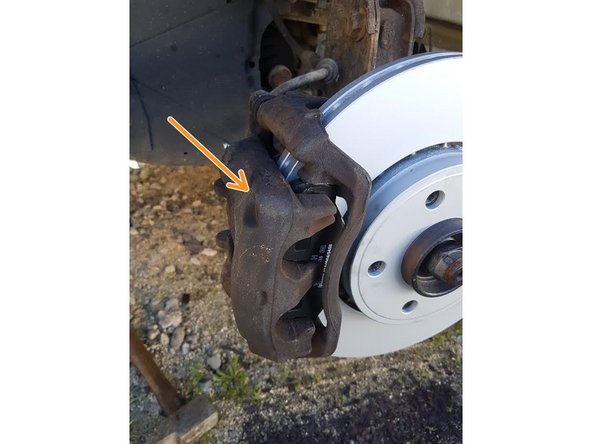 On peut alors refermer l'étrier de frein  et serrer les nouvelles vis de colonnette du coté intérieur.