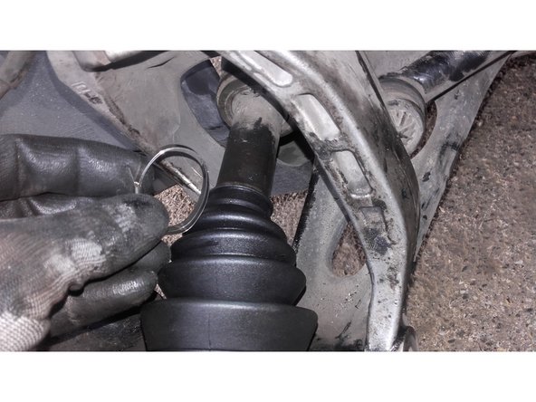 Poser les colliers de serrage, s'assurer du positionnement correct du soufflet.