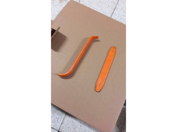 J'utilise deux démonte garniture en plastique afin de ne pas abimer le cache