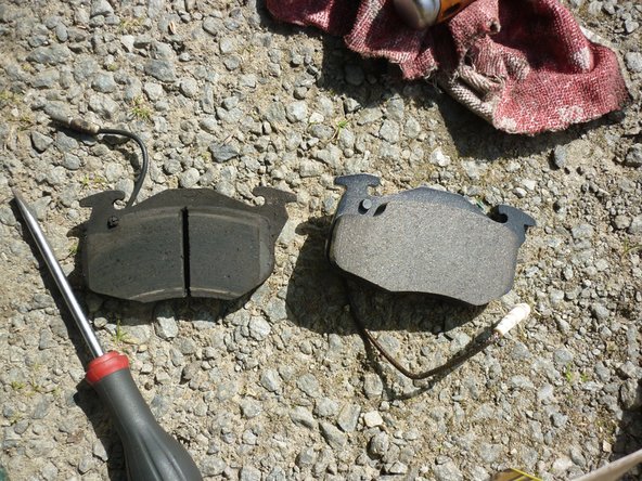 Attention les plaquettes ont un sens, vérifiez bien de sens de montage avant de les retirer. Ici vous pouvez vous référer aux trous du témoin d'usure.