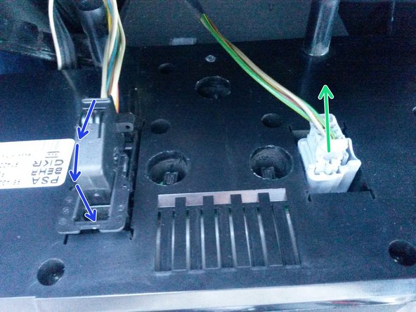 Pour le connecteur noir appuyer au niveau de la flêche bleue