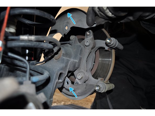 Déposer la protection de disque en utilisant une clé de 13 mm. Il y a 3 vis de fixations.