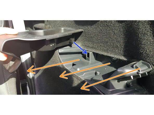 Tirer fortement sur le coté droit le porte gobelet.