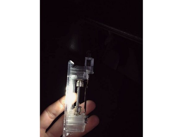 Votre ampoule d'éclairage du coffre de votre Volkswagen GOLF VII est maintenant changé, si vous avez des questions, je vous répond en commentaire.