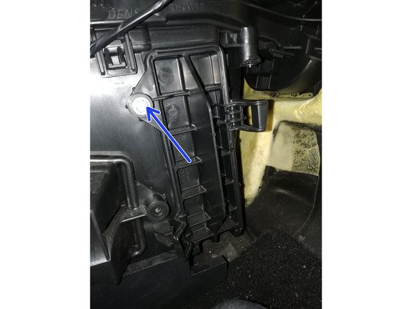 
Revise the screw with the 5.5 socket
