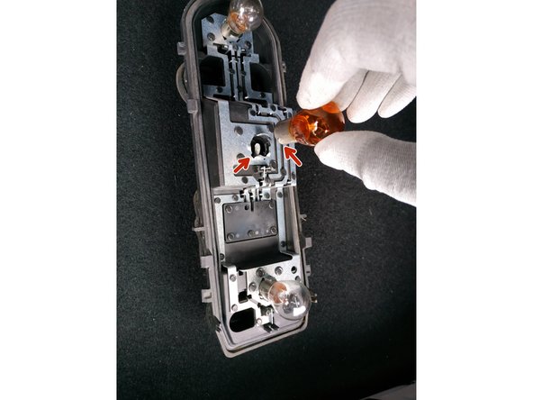 Les ampoules du feu arrière ne sont pas toutes les mêmes. On remplacera chaque ampoule défectueuse par une ampoule absolument identique.