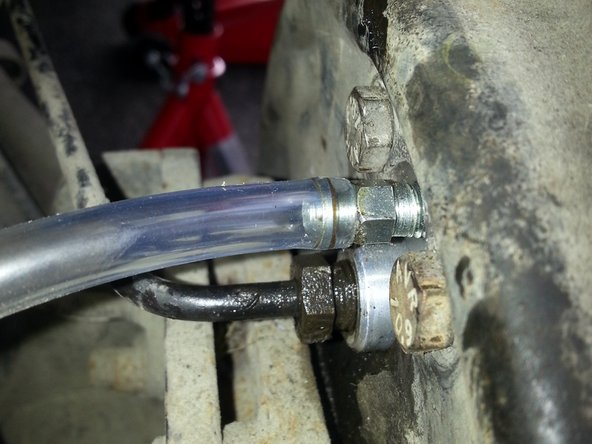 Placer une durite sur la purge