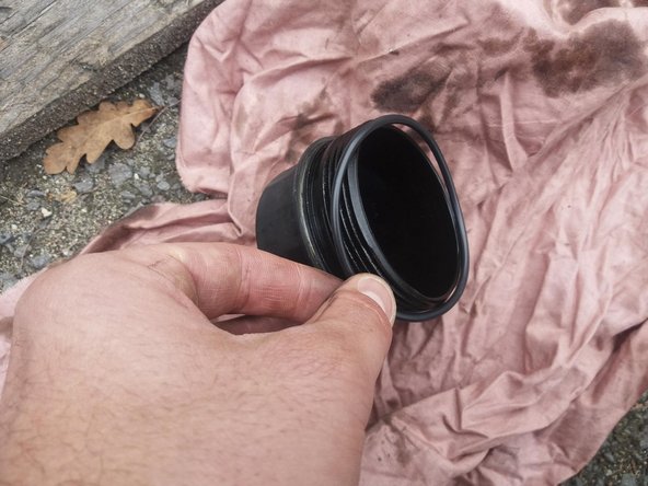 Le remplacer par le nouveau joint fourni avec le filtre.