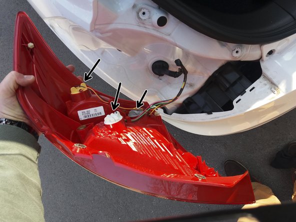 Vous pouvez accéder aux 3 supports d'ampoules du feu arrière.