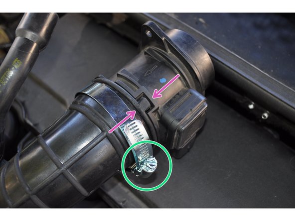 Mettre en place un nouveau collier de serrage sur la durite neuve, diamètre environ 67 mm