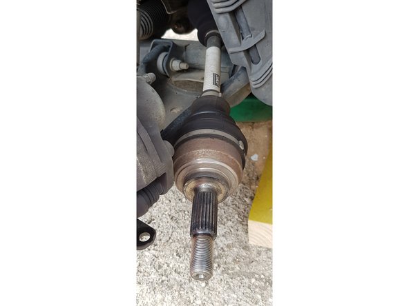 Si vous avez du mal à désaccoupler la rotule, vous pouvez utiliser un pied de biche ou une barre à mine pour faire levier sur le triangle en prenant appui sur la barre stabilisatrice.