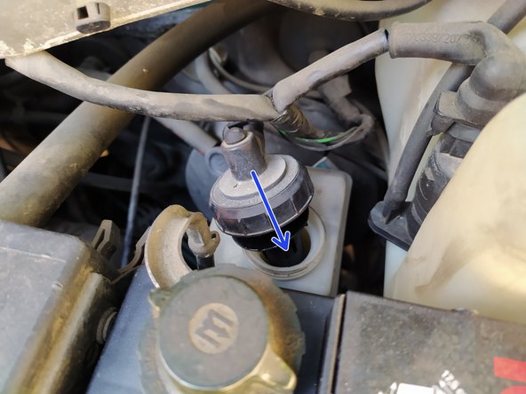 Refermer le réservoir de liquide de frein.