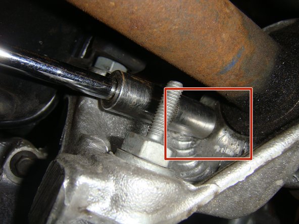 Desserrer les brides du roulement sans les retirer (douille de 11 longue)