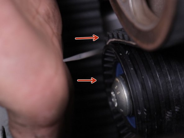 Poser la courroie de distribution sur le galet tendeur