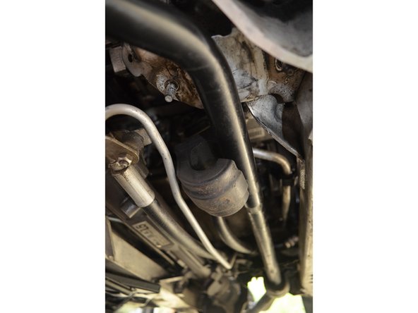 Faites glisser le silentbloc puis retirez-le.