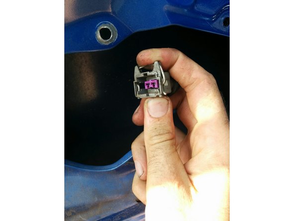 Débrancher la cosse en appuyant sur la languette métallique du connecteur et en le tirant (voir photos)