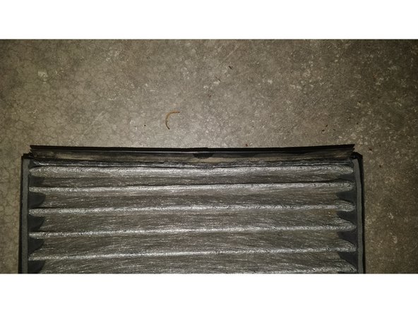 Vérifiez que le filtre est bien mis en place dans la gouttière et réinserez le filtre avec le cadre dans son emplacement.