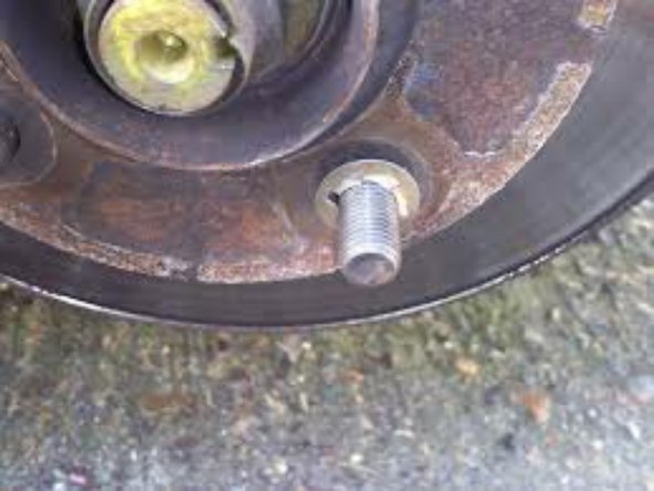 Il se peut que le disque soit maintenue par une sorte de petite rondelle, pour l'enlever utiliser une pince à bec fin et la devisser ( les mécaniciens ont tendance à ne pas la remettre car elle n'est pas indispensable )