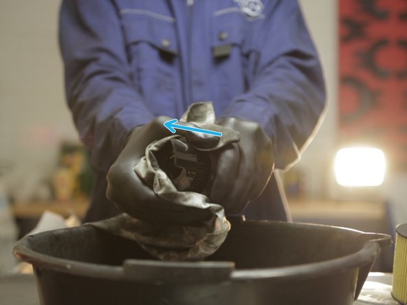 Tirer sur le filtre à huile pour le retirer de sa cloche
